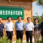 jimeng-2025-11-15-6071-松叶绿牌匾挂在防腐木上，“河北省生态农业示范基地”背景是合作种植基地，领导与员工...